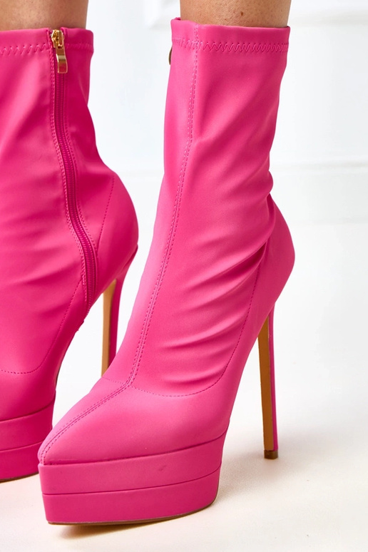 Rožiniai satininiai aulinukai ant... Rožiniai satininiai aulinukai ant...