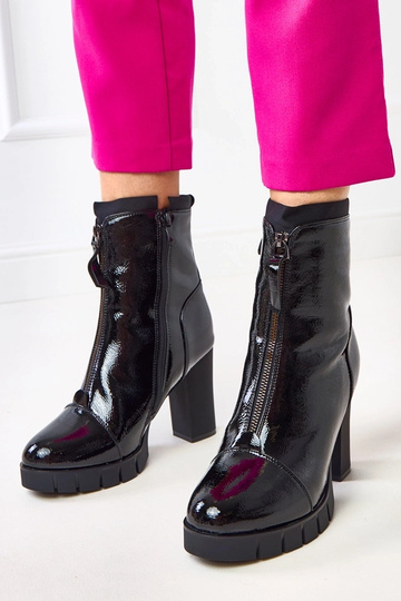 Juodi lakuoti aulinukai ant...