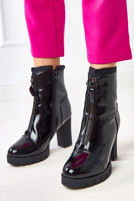 Juodi lakuoti aulinukai ant stulpelio...