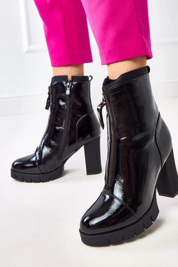 Juodi lakuoti aulinukai ant... 2