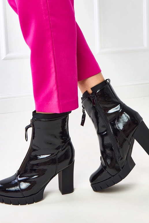 Juodi lakuoti aulinukai ant stulpelio...