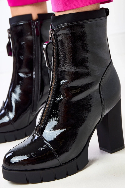 Juodi lakuoti aulinukai ant stulpelio...