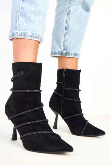 Juodi aulinukai ant...