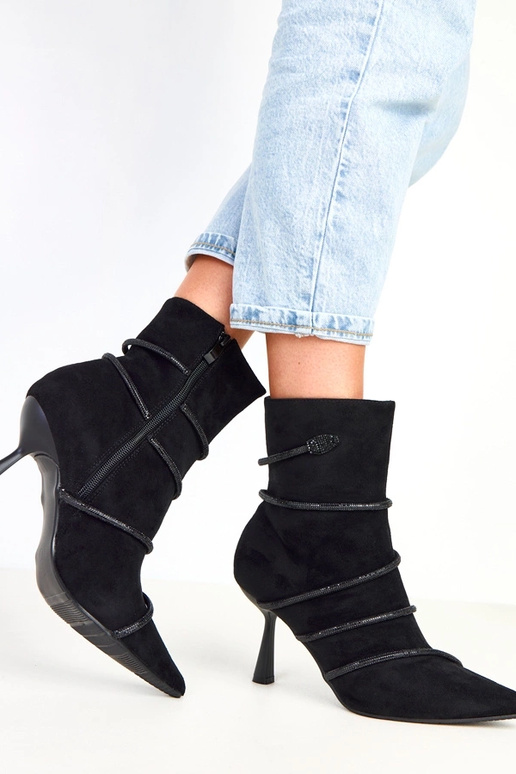 Juodi aulinukai ant kulniuko puošti...