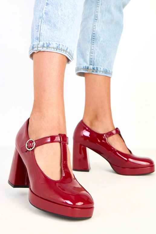 Bordo pusbačiai ant stulpelio su... Bordo pusbačiai ant stulpelio su...