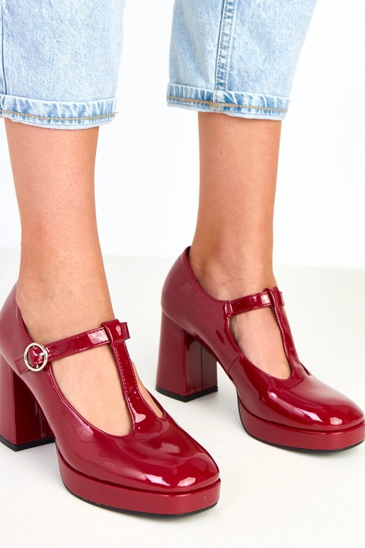 Bordo pusbačiai ant stulpelio su... Bordo pusbačiai ant stulpelio su...