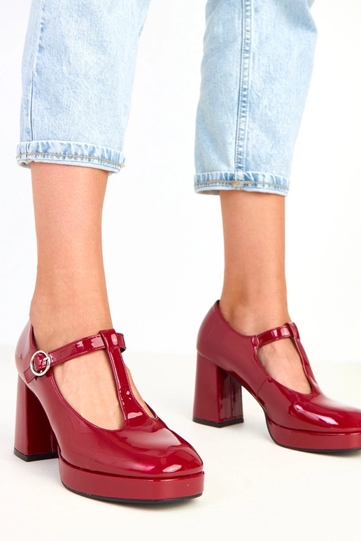 Bordo pusbačiai ant stulpelio su... Bordo pusbačiai ant stulpelio su...