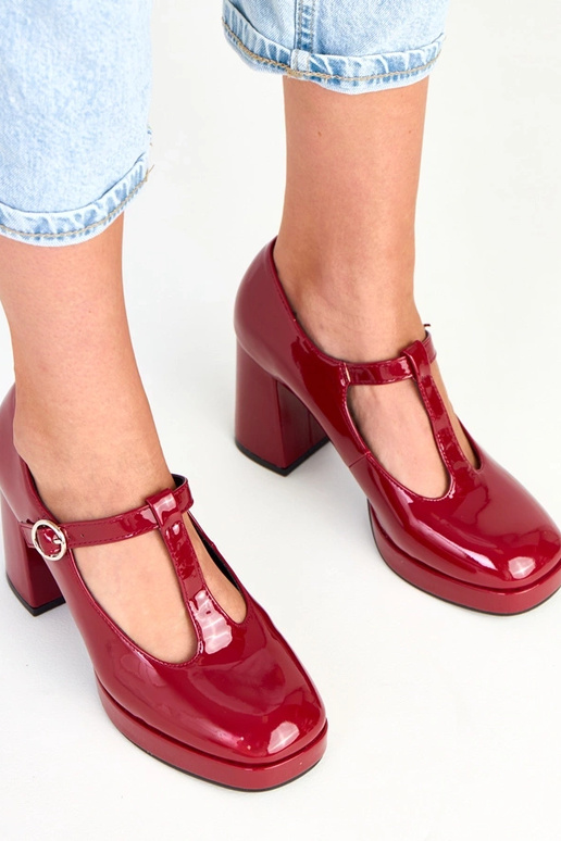 Bordo pusbačiai ant stulpelio su... Bordo pusbačiai ant stulpelio su...