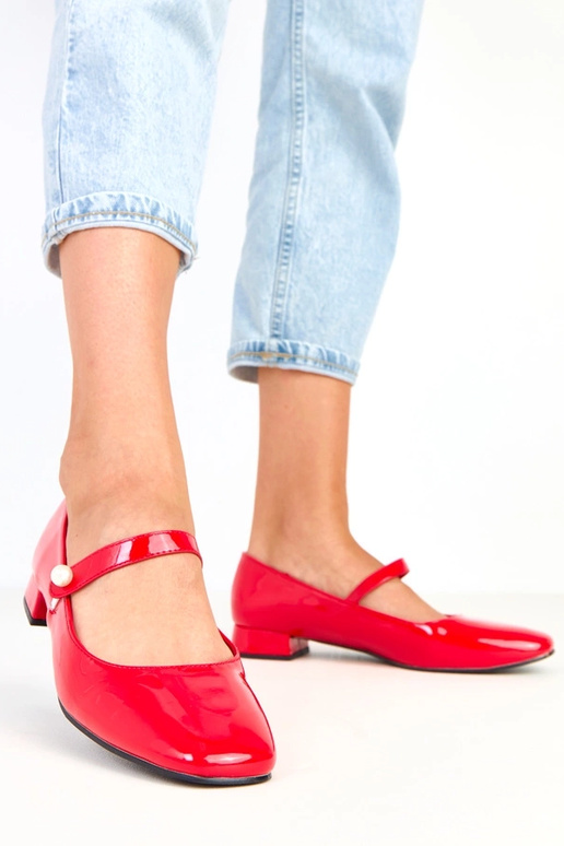 Raudoni lakiniai aukštakulniai ant...