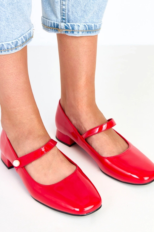 Raudoni lakiniai aukštakulniai ant...