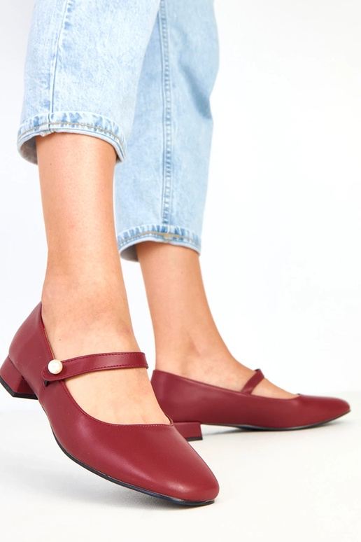 Bordo aukštakulniai ant stulpelio su...