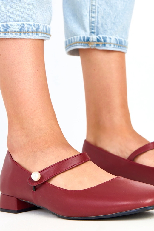 Bordo aukštakulniai ant stulpelio su...