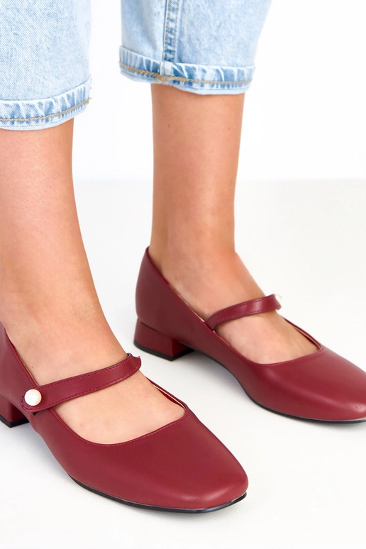 Bordo aukštakulniai ant stulpelio su...