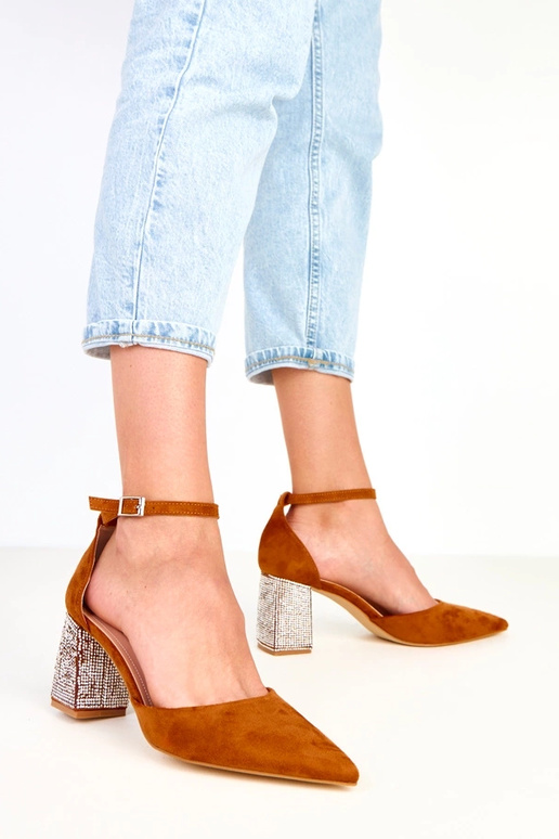 Rudi aukštakulniai ant stulpelio... Rudi aukštakulniai ant stulpelio...