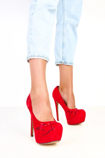 Raudoni aukštakulniai ant...