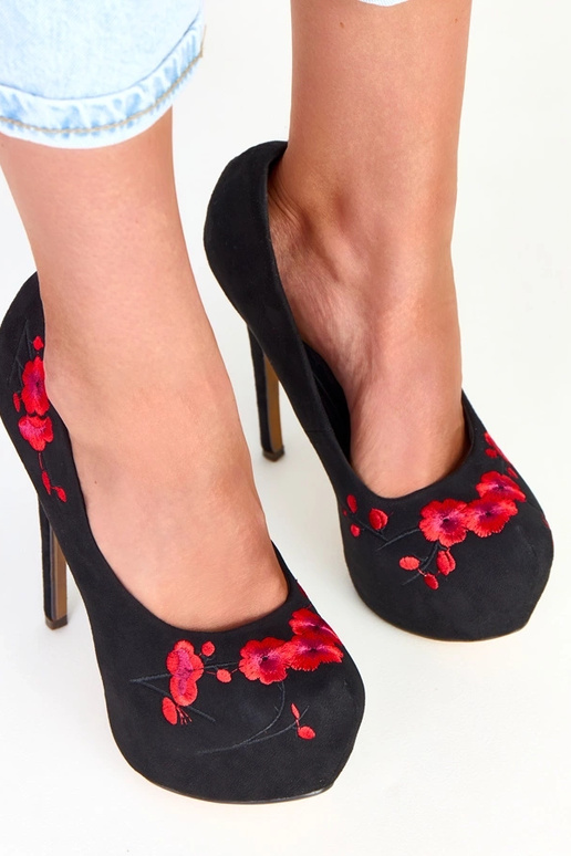 Juodi aukštakulniai ant platformos... Juodi aukštakulniai ant platformos...