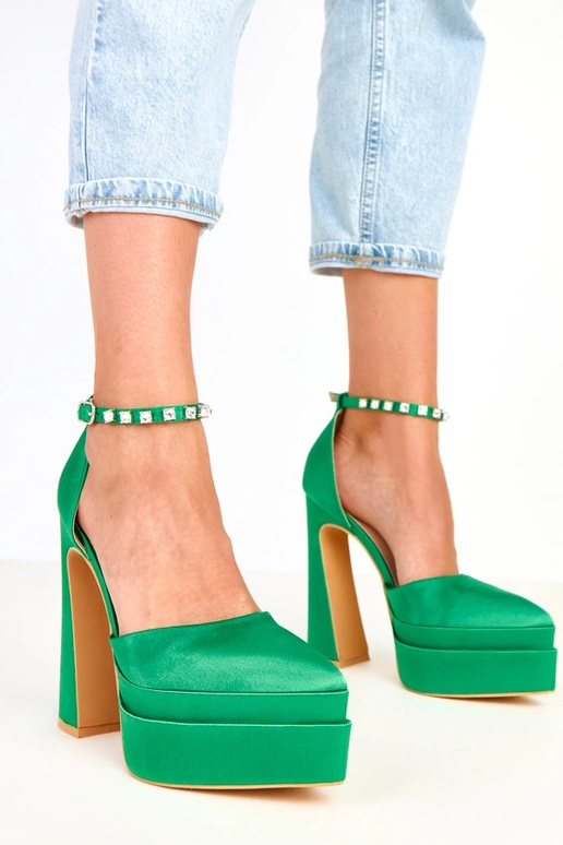 Žali aukštakulniai ant platformos su...