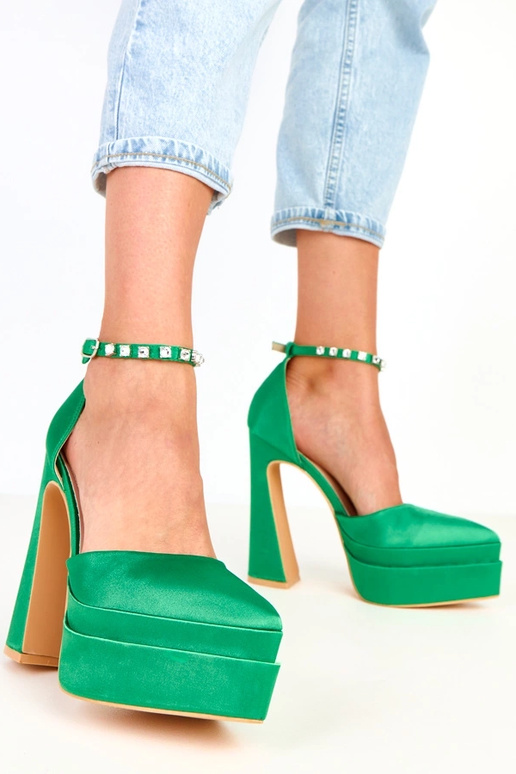 Žali aukštakulniai ant platformos su...