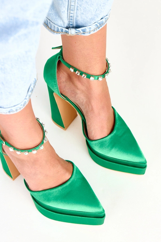 Žali aukštakulniai ant platformos su...