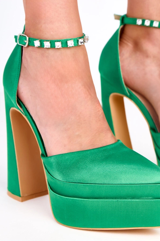 Žali aukštakulniai ant platformos su...