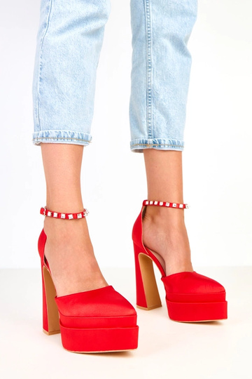 Raudoni aukštakulniai ant...