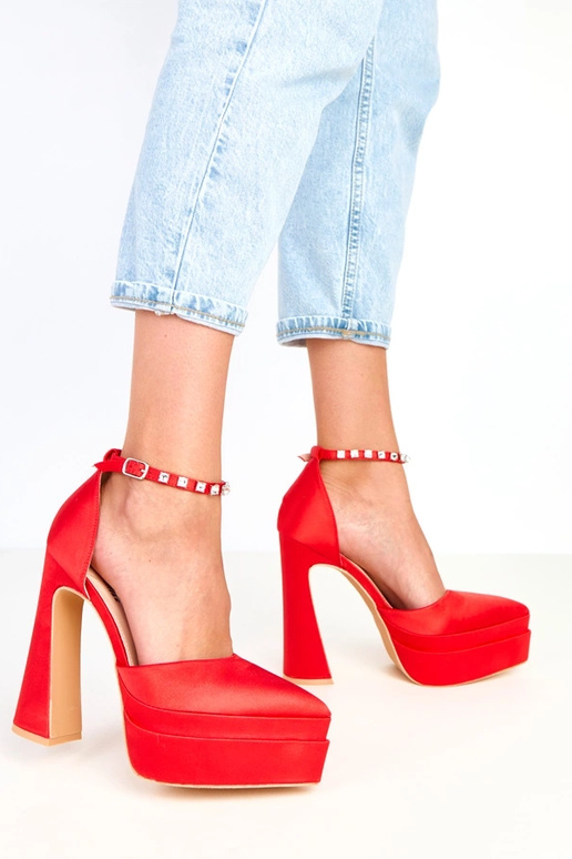 Raudoni aukštakulniai ant platformos... Raudoni aukštakulniai ant platformos...