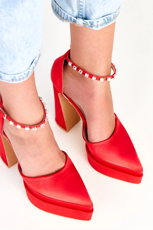 Raudoni aukštakulniai ant platformos... Raudoni aukštakulniai ant platformos...