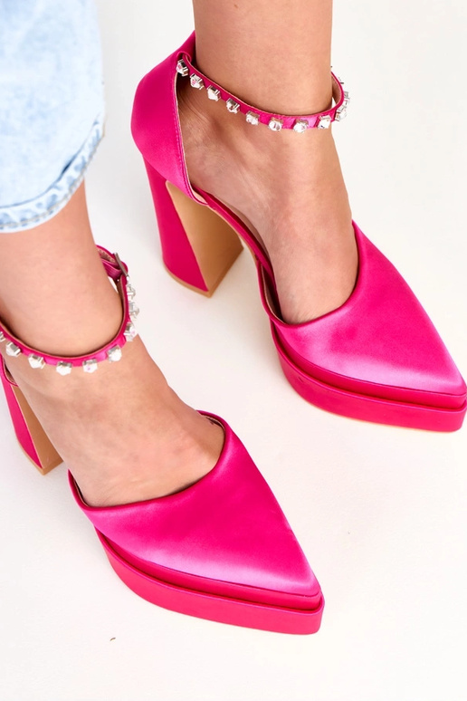 Rožiniai aukštakulniai ant platformos...