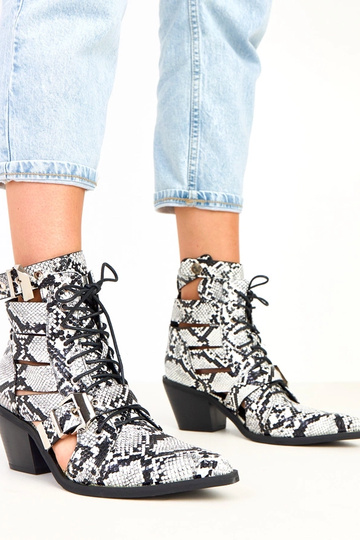 Juodai balti aulinukai ant stulpelio suvarstomi su iškirpimais Verica