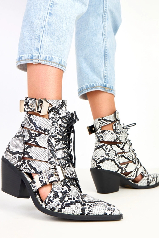 Juodai balti aulinukai ant stulpelio...