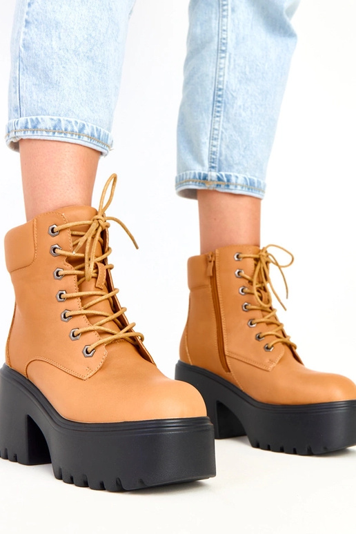 Rudi aulinukai ant masyvaus kulno ir...