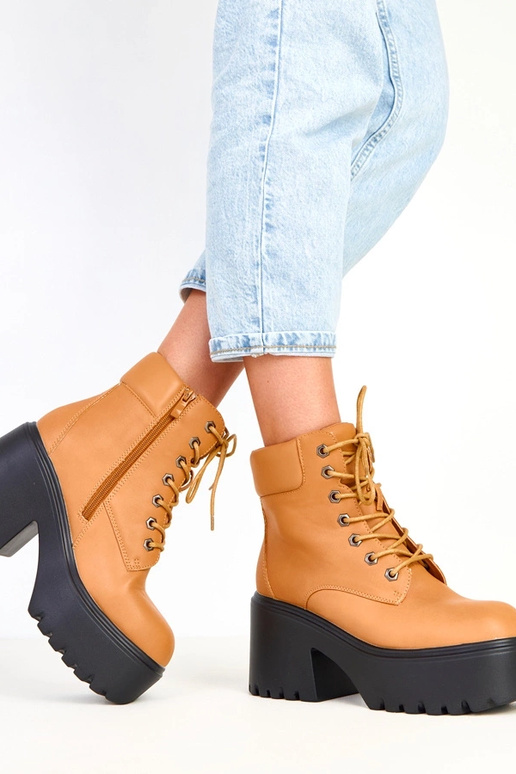 Rudi aulinukai ant masyvaus kulno ir...