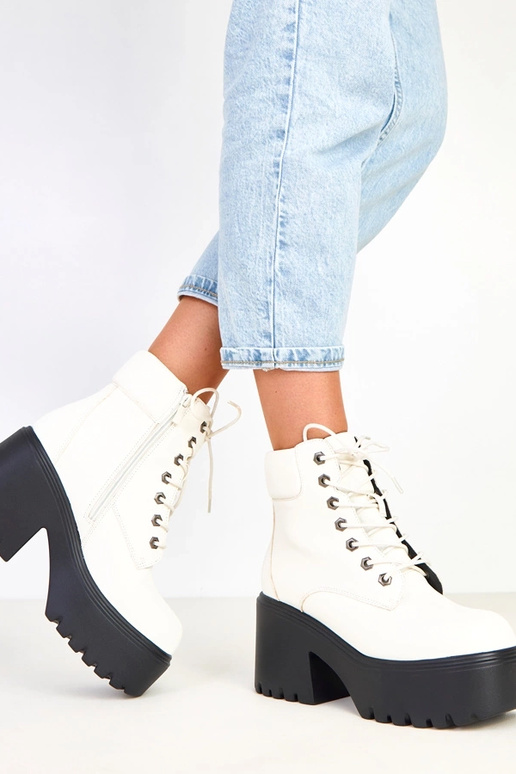 Balti aulinukai ant masyvaus kulno ir...