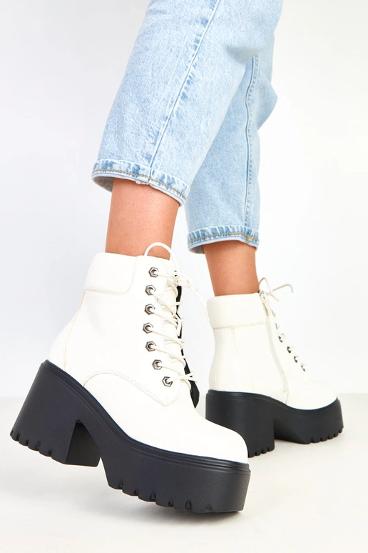 Balti aulinukai ant masyvaus kulno ir...