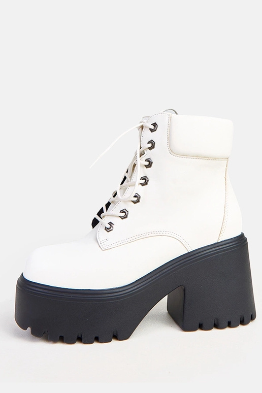 Balti aulinukai ant masyvaus kulno ir...