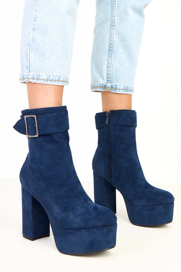 Tamsiai mėlyni aulinukai...