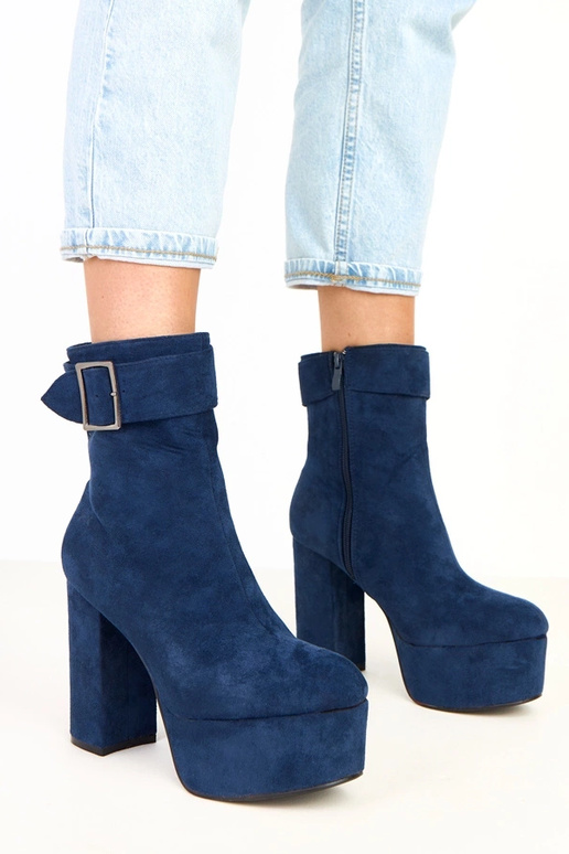 Tamsiai mėlyni aulinukai ant... Tamsiai mėlyni aulinukai ant...