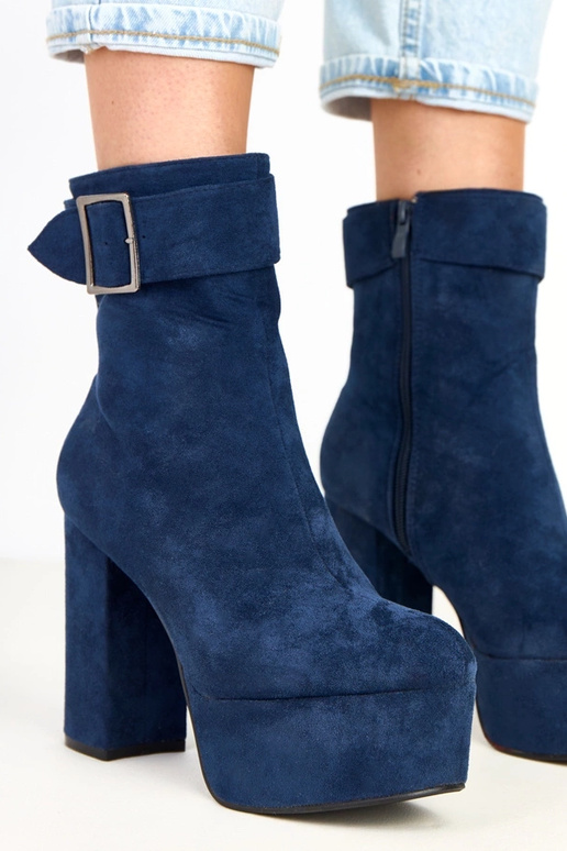 Tamsiai mėlyni aulinukai ant... Tamsiai mėlyni aulinukai ant...