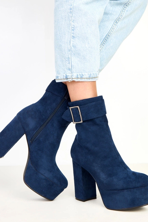 Tamsiai mėlyni aulinukai ant... Tamsiai mėlyni aulinukai ant...