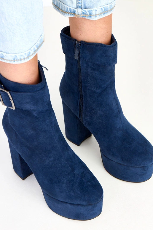 Tamsiai mėlyni aulinukai ant... Tamsiai mėlyni aulinukai ant...