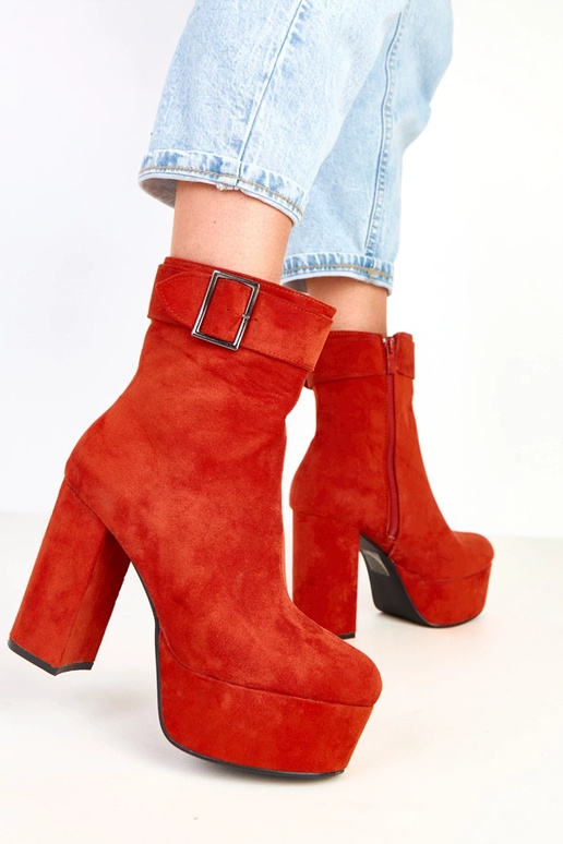 Oranžiniai aulinukai ant platformos...