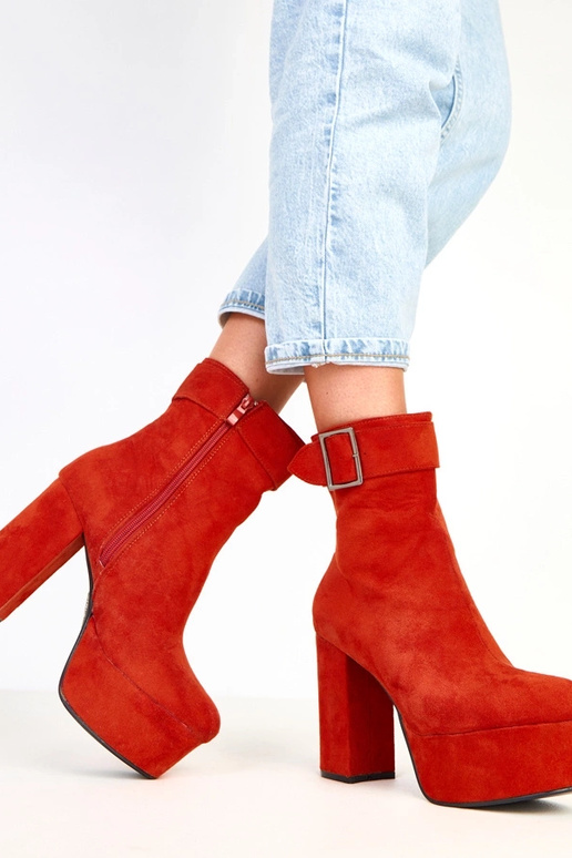 Oranžiniai aulinukai ant platformos...