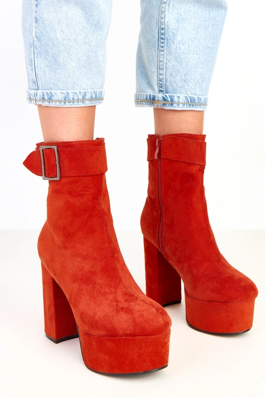 Oranžiniai aulinukai ant platformos...