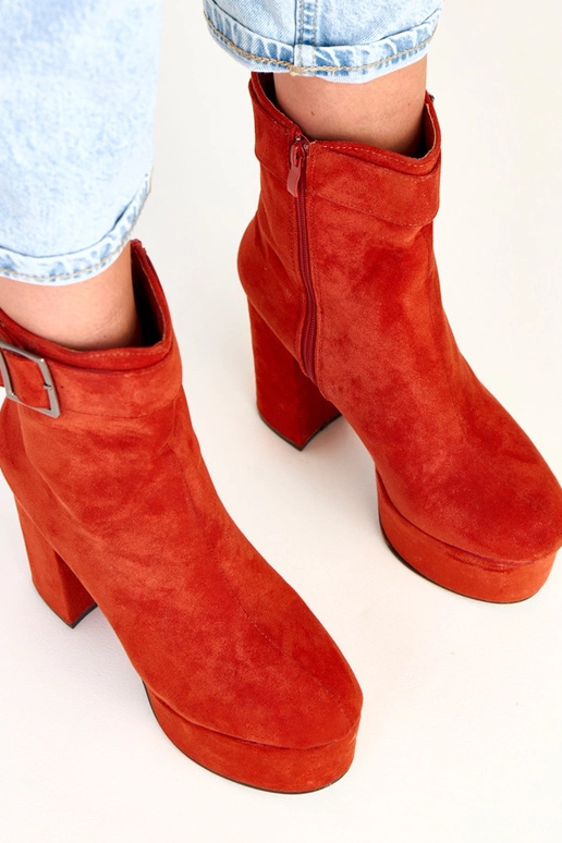 Oranžiniai aulinukai ant platformos...