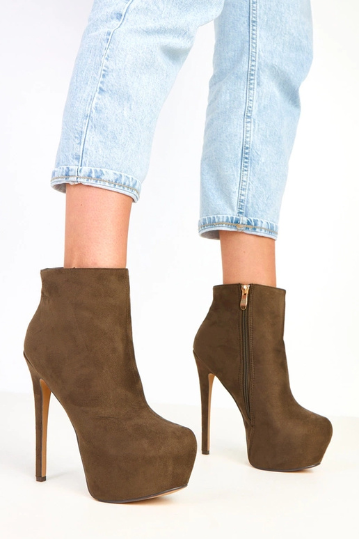 Žali zomšiniai aulinukai ant...