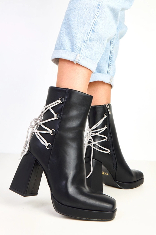 Juodi aulinukai ant stulpelio...