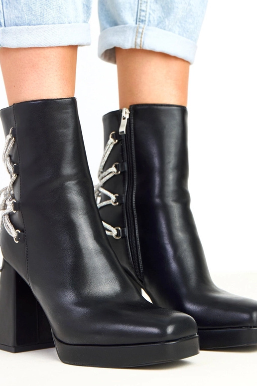 Juodi aulinukai ant stulpelio...