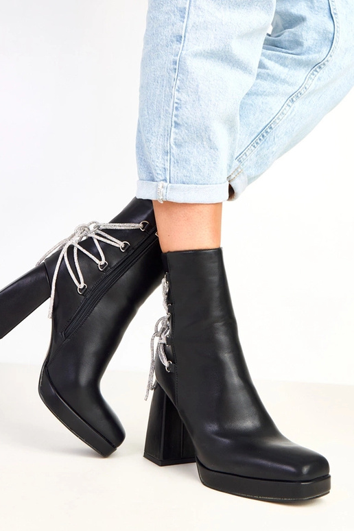 Juodi aulinukai ant stulpelio...