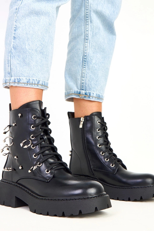 Juodi aulinukai ant platformos su...