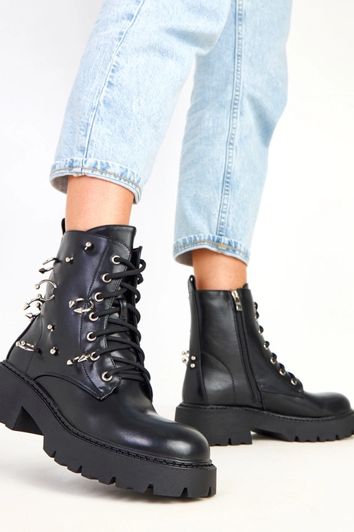 Juodi aulinukai ant platformos su...